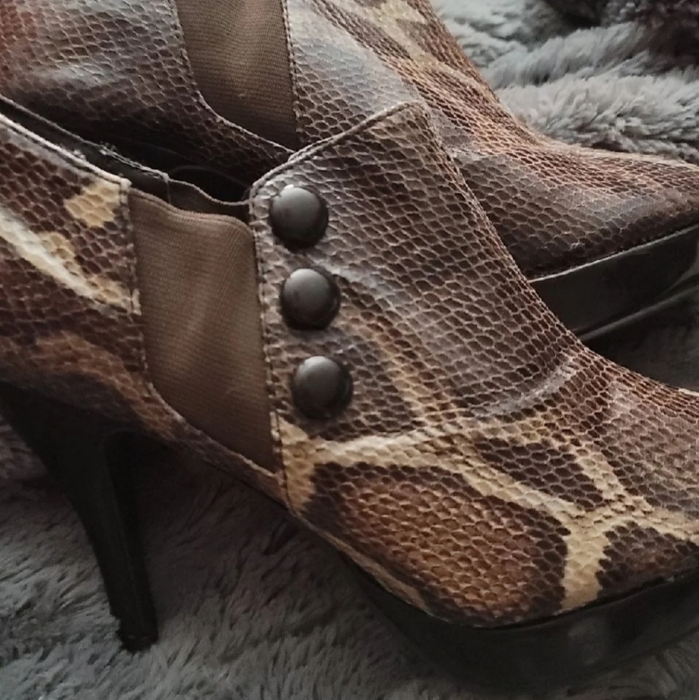 Unlisted heels